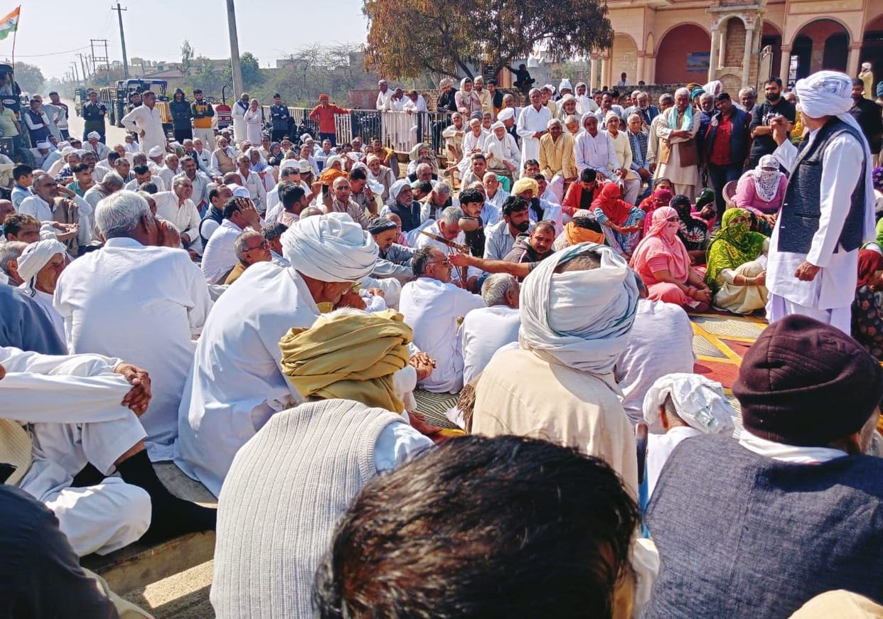 Khap protested by blocking Bhiwani-Jind road, vehicles passed through alternative routes