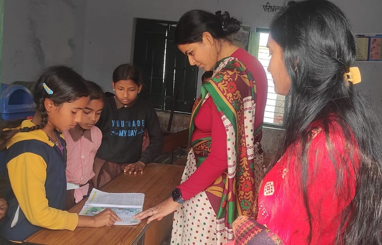 DM reached school and got Hindi lessons from the children