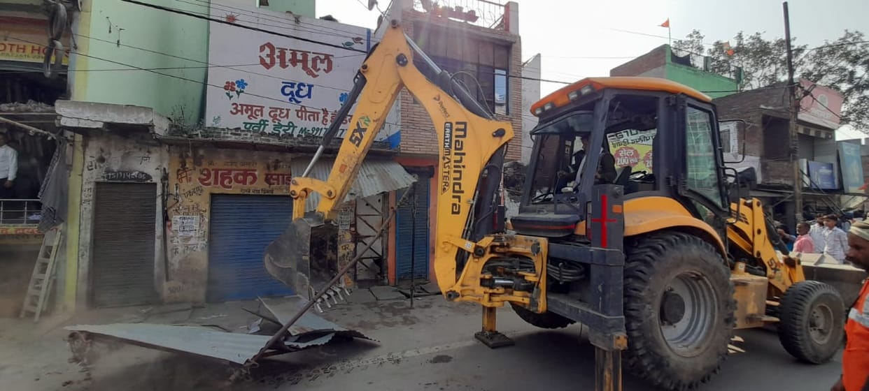 Bulldozer moved to relieve traffic jam, traders protested