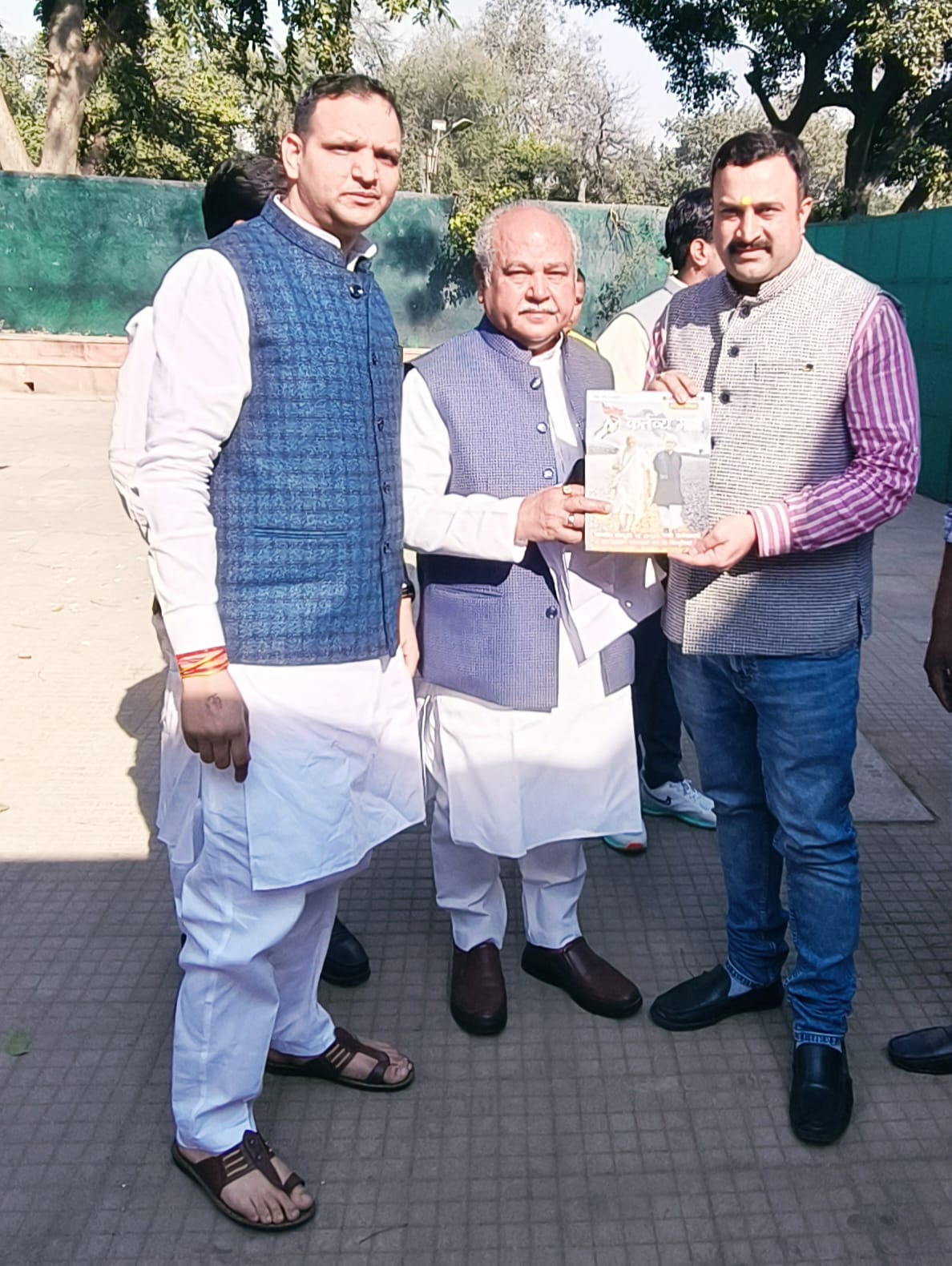Annual magazine presented to MP Vis President Tomar