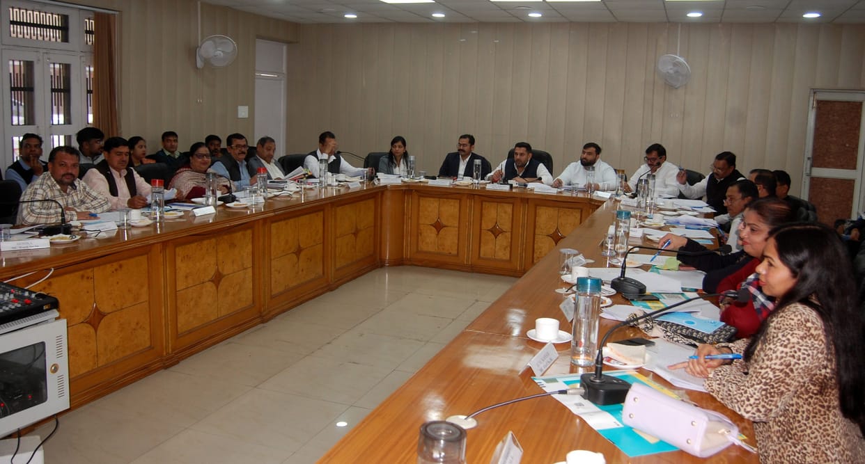 Three councilors accuse officials of corruption, warn of action