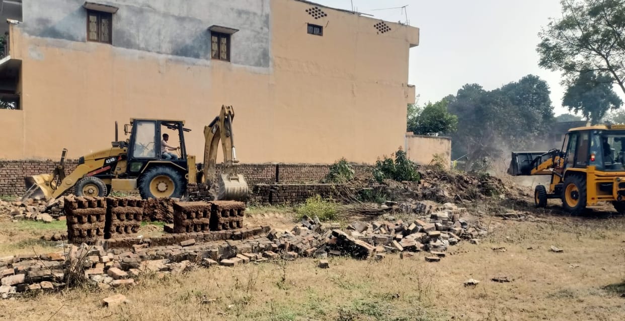 Bulldozer runs on encroachment of land acquired for Khorabar Township