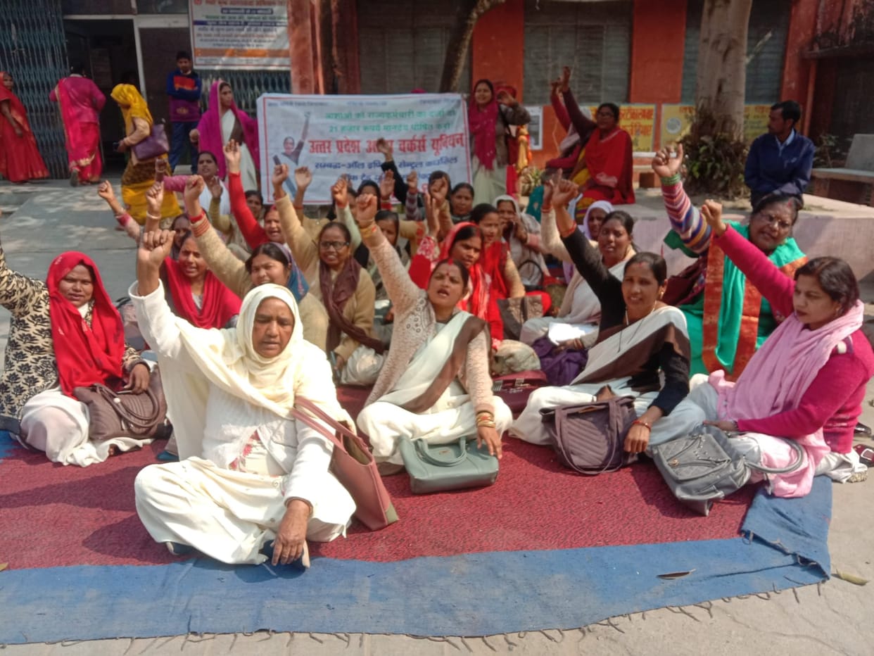 ASHA workers demonstrated and submitted memorandum
