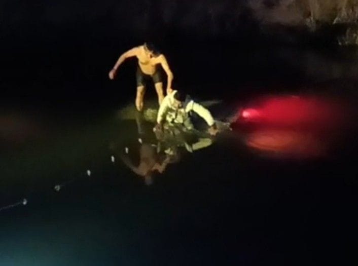 Young man fell into the canal along with his car, Khubdu outpost in-charge saved him