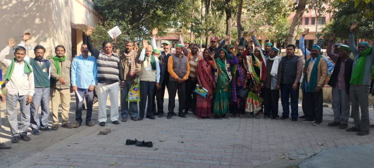 Demonstration of farmers against price reduction at sugarcane purchasing centers