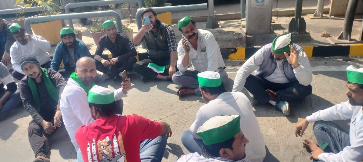 On the call of Bharat Bandh, farmers captured the toll, vehicles stopped without passing the toll for 20 minutes