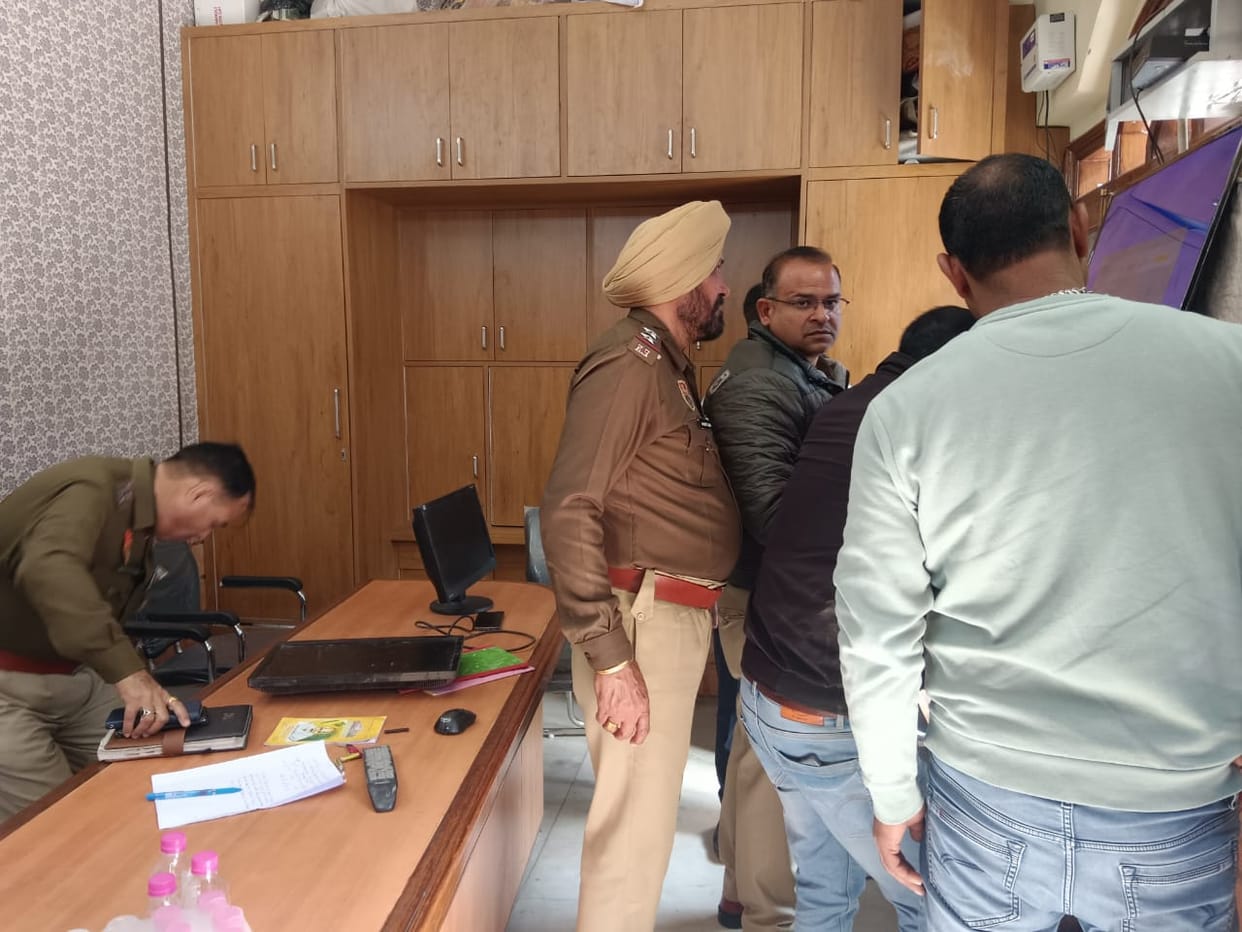 Jewelers worth lakhs stolen by blaming household chores