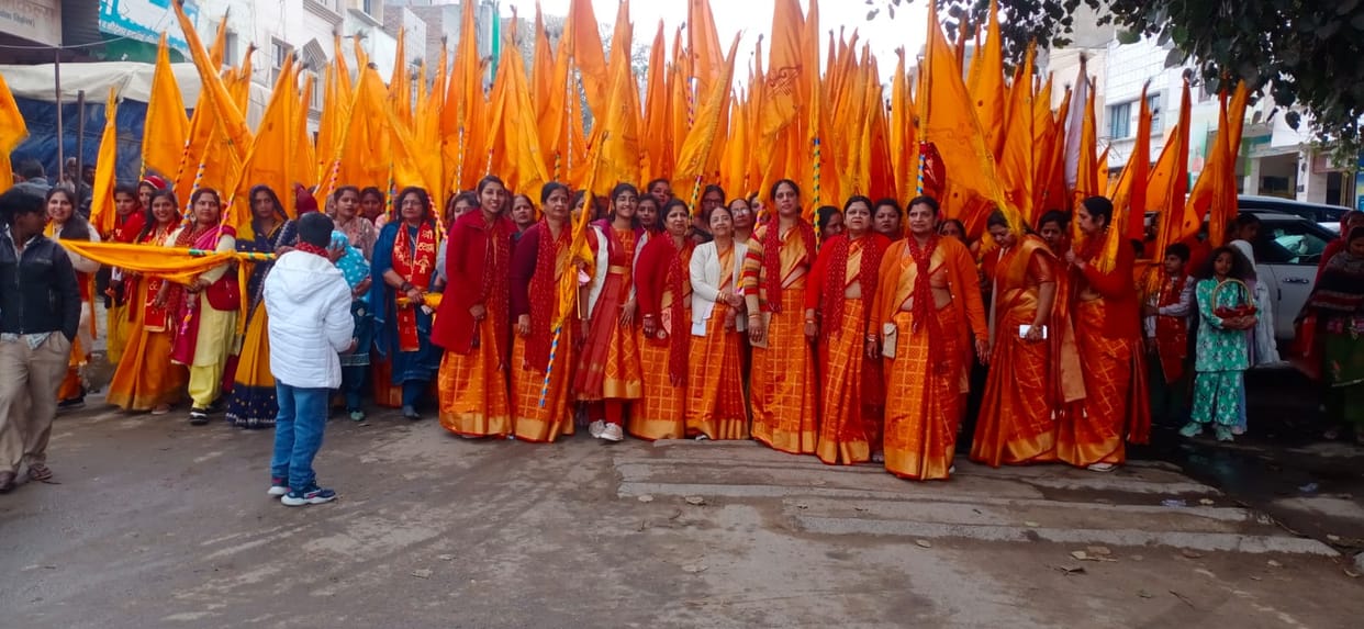 Devotees made Shyam Baba tour the city by hand pulling the chariot studded with gems.