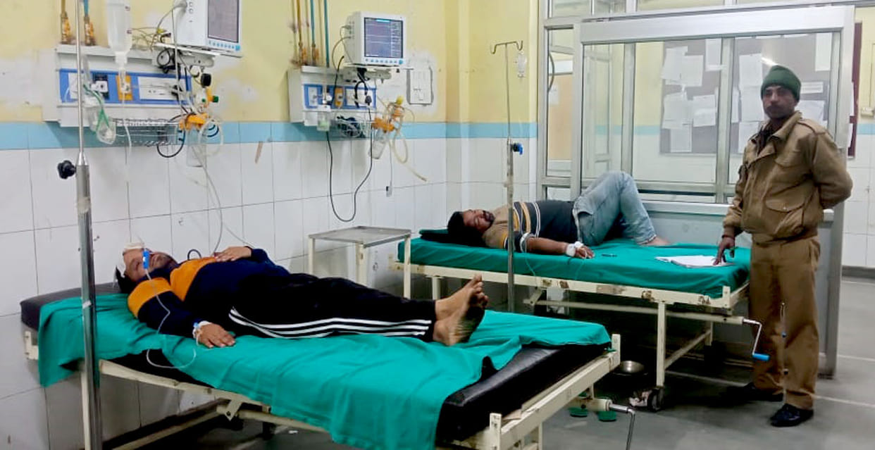 After the car collided, sticks and sticks were used on both sides, four injured