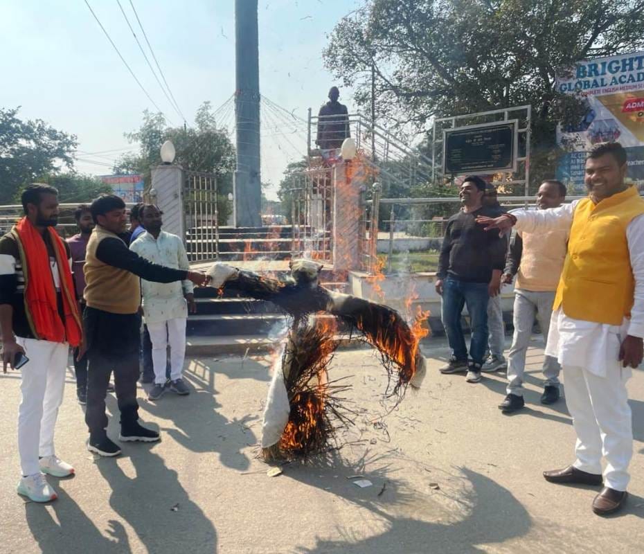BJP OBC Morcha burnt the effigy of Akhilesh