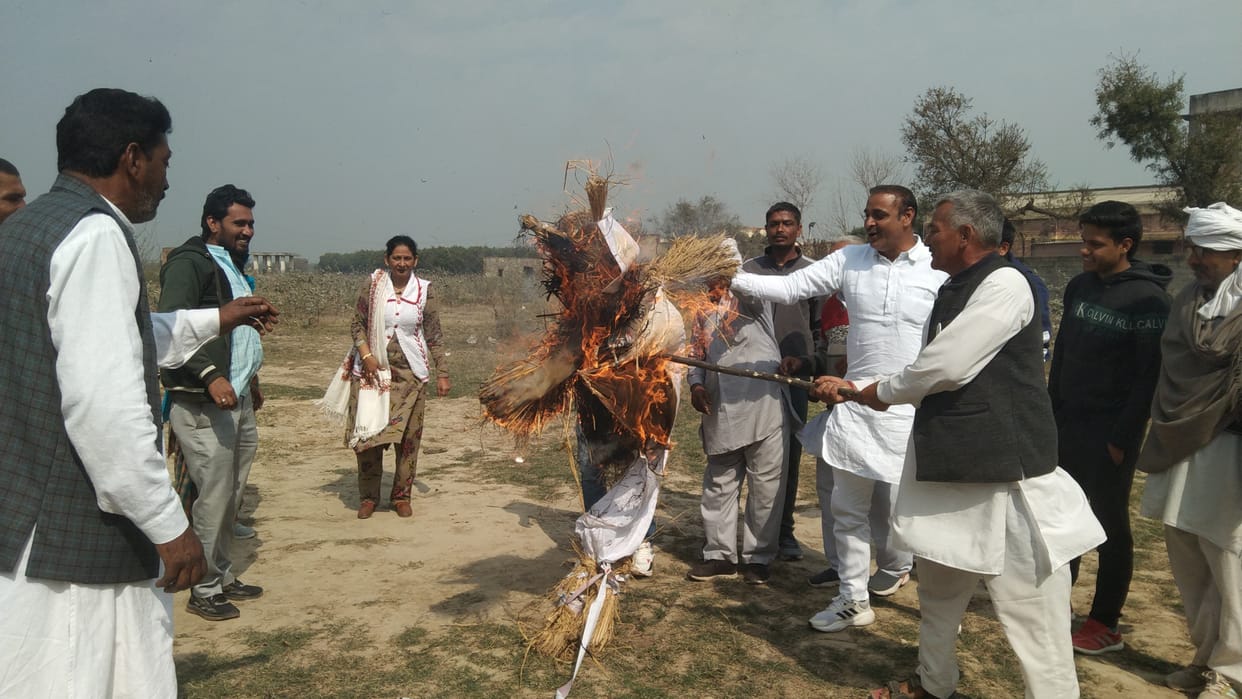 Farmers took out the funeral procession of the effigy of the central government and burnt it.