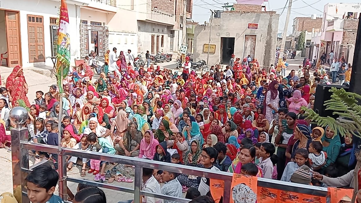 Hundreds of devotees paid obeisance at Baba Ramdev temple.