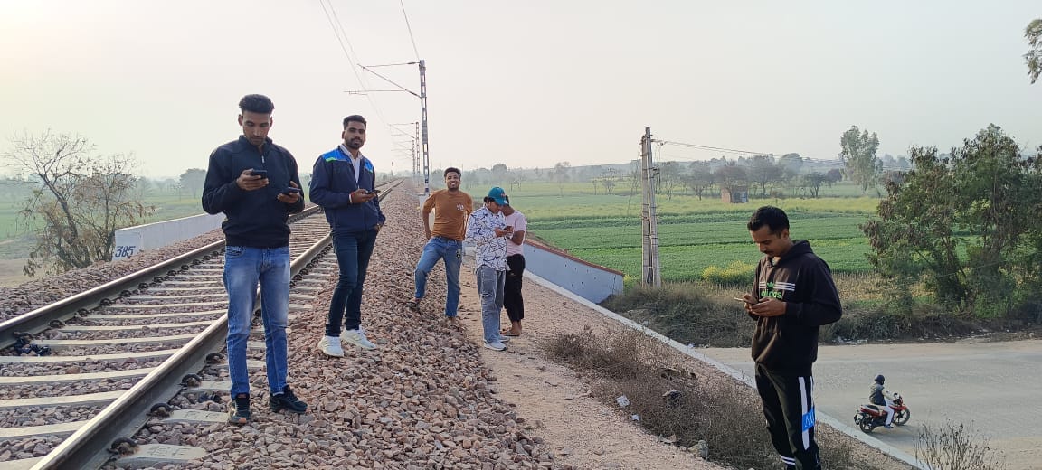 The bike of ITI students going to the border of Bhiwani district for internet was hit by an animal, went out of control and collided with a tree, one dead, three injured