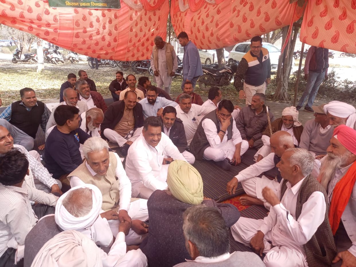 Farmers' protest continues demanding construction of Dhingtaniya and Bhambhur-Salarpur Kharif Channel.