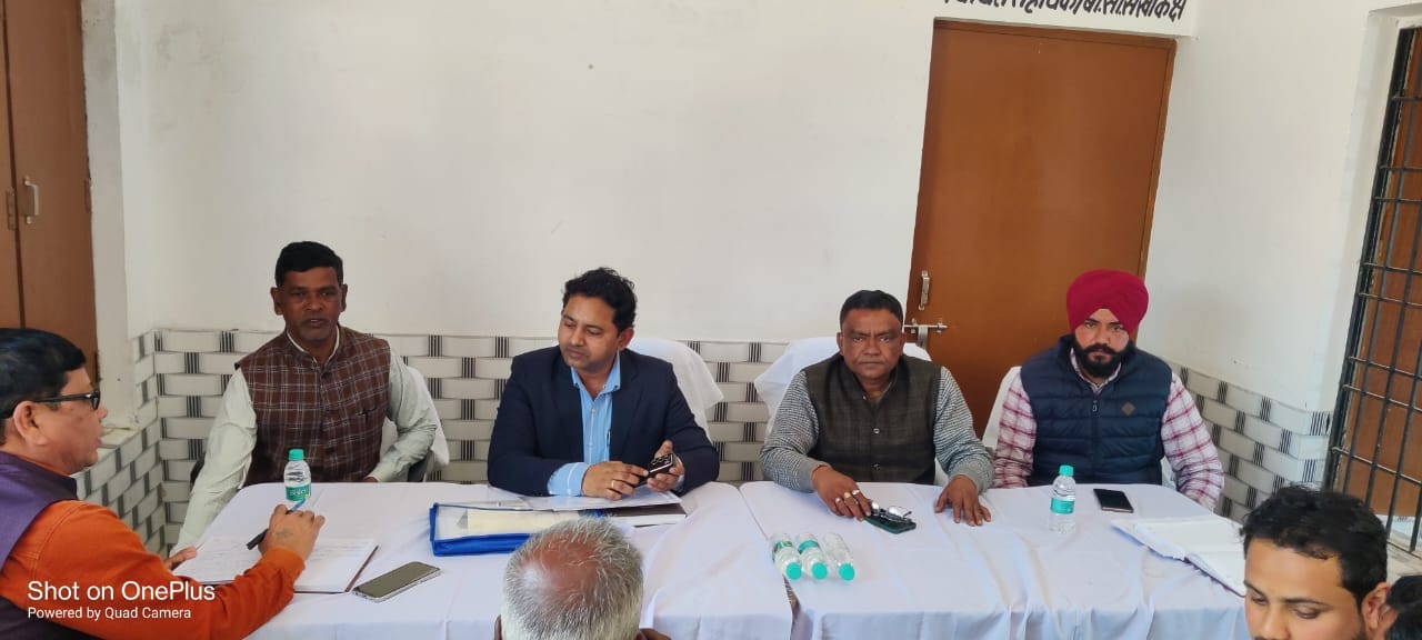 The people of Bengali community told the problems to the SDM who reached Mataiya.