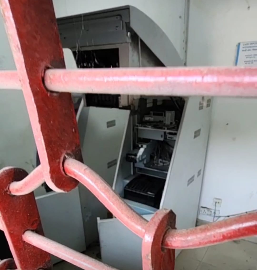 Four masked miscreants broke two ATMs and stole lakhs of rupees