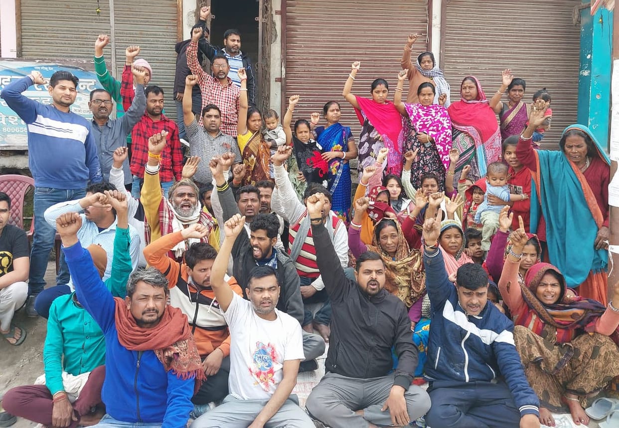 Injured laborer dies, family members protest and demand compensation