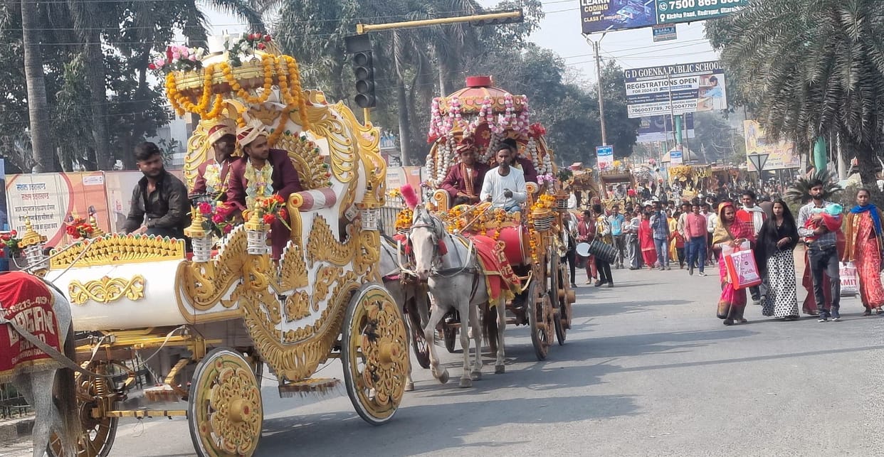 The wedding procession of 41 grooms came out together, took all the seven rounds and got the company of all the people
