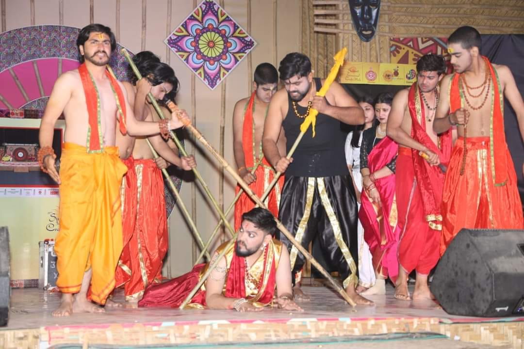 Artists of Rewari presented the play Raja Ki Rasoi in Surajkund Fair