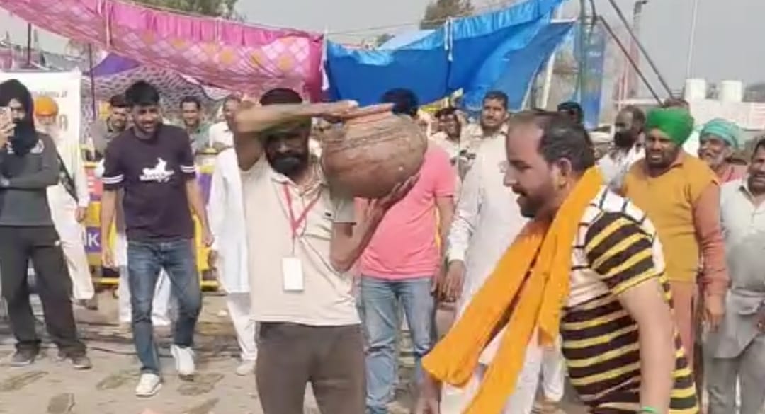 Farmers demonstrated by breaking pots in village Ayalki, will surround BJP office tomorrow