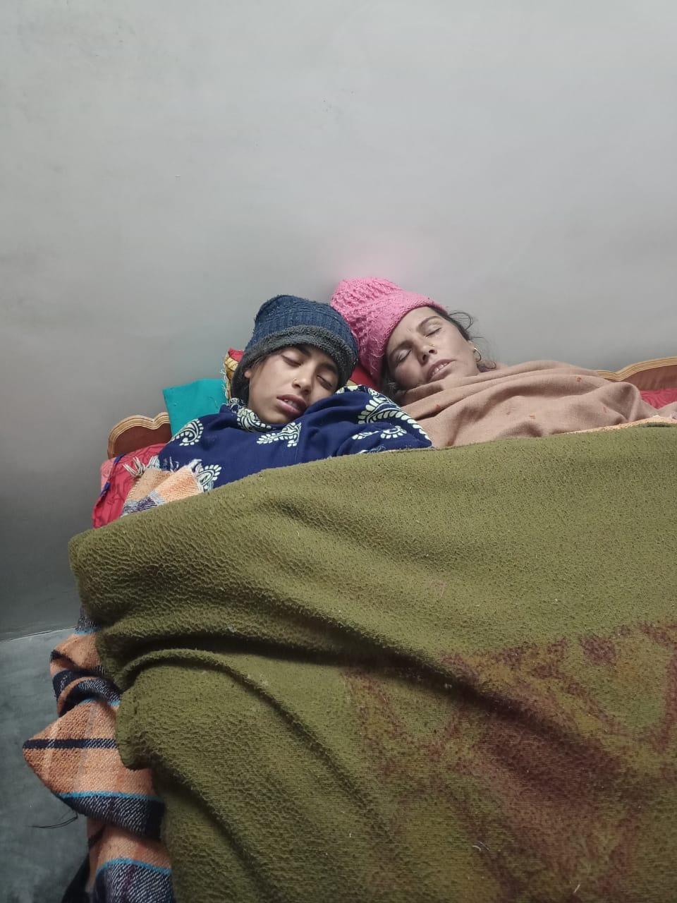 Mother and daughter unconscious due to lightning, even their hair burnt