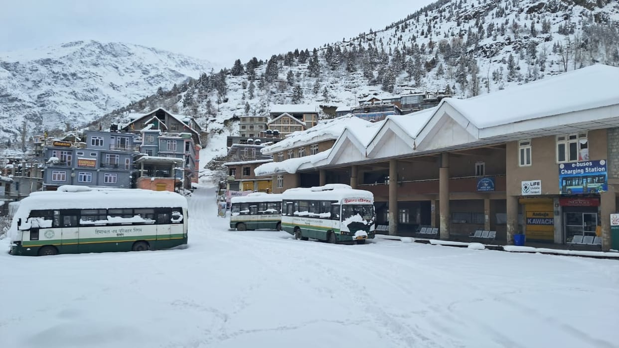 Tourist vehicles sent only till Nehru Kund, Atal Tunnel closed