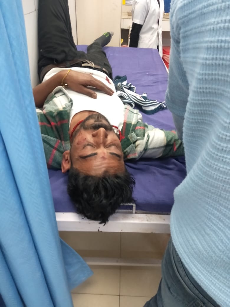 Two auspicious parties fought over asking for congratulations, one attacked with a knife