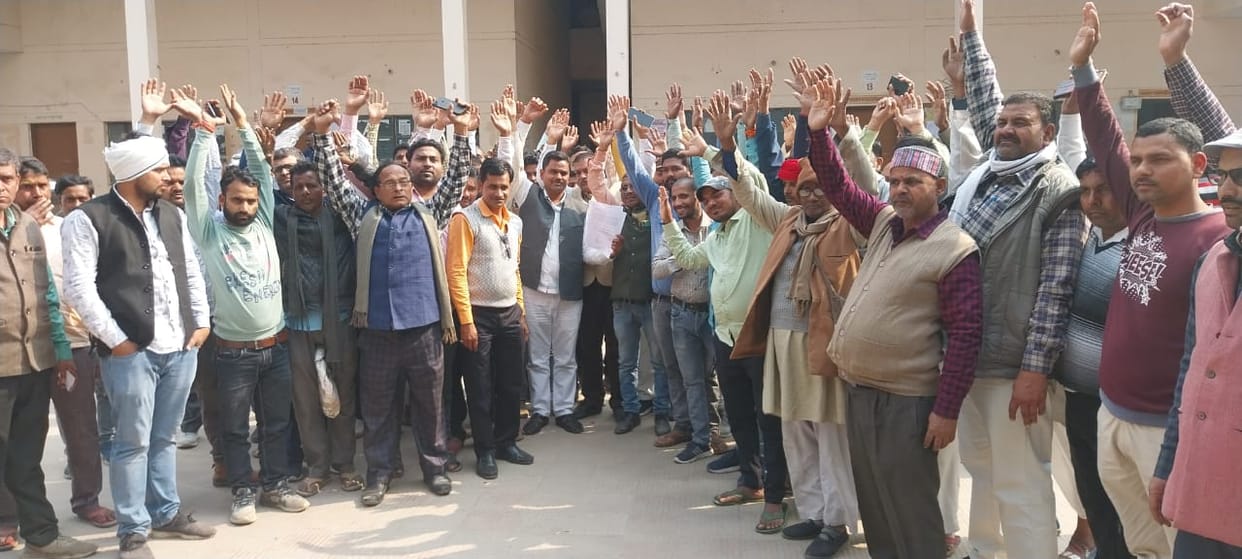 Angry farmers locked the supply office due to malfunction of e-posh machine.