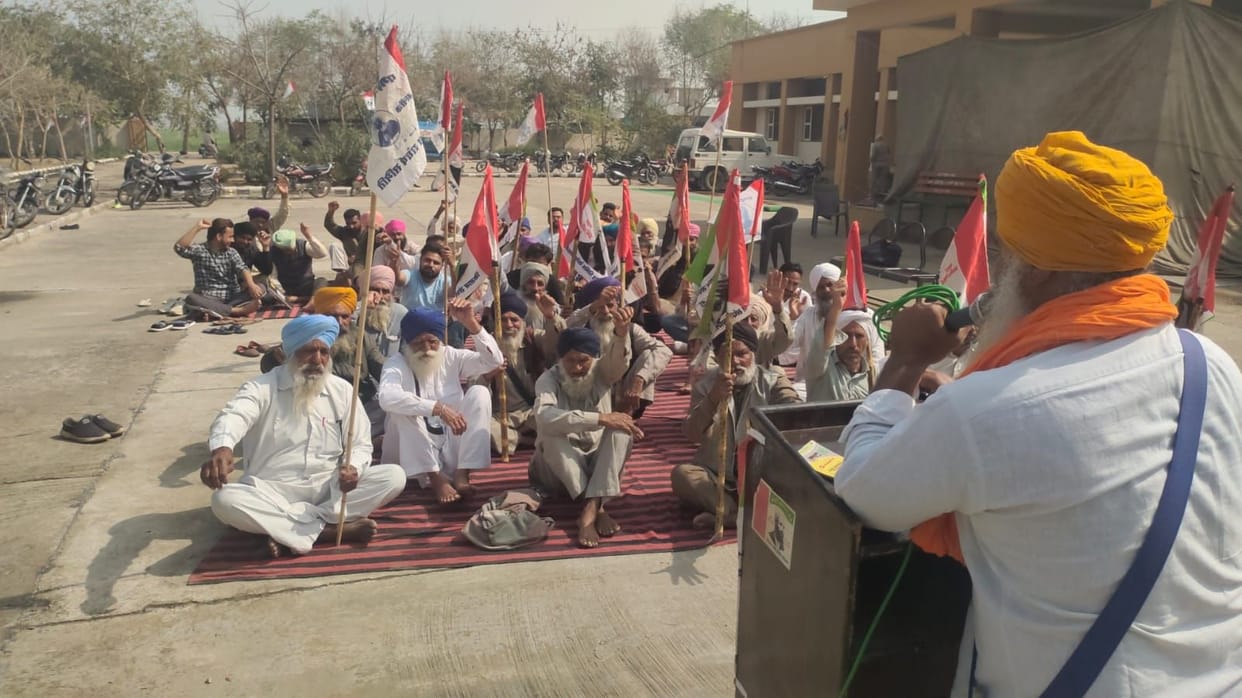 Tehsildar came to convince the farmers, farmers gave a blank answer