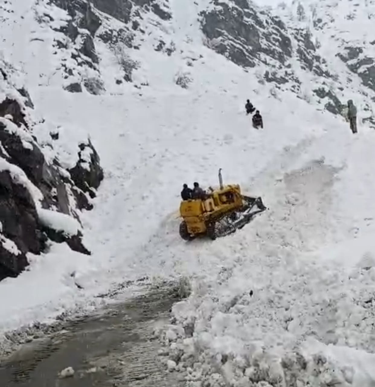 Difficulties increased due to snowfall, traffic halted on 156 roads including two highways
