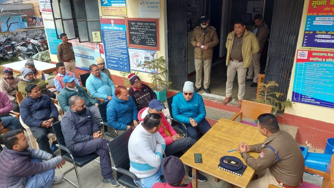 Traders angry over challan for customers' vehicles in station market