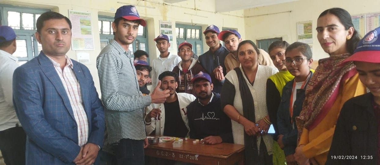 Students should not spend unnecessarily for status symbol: Deepak
