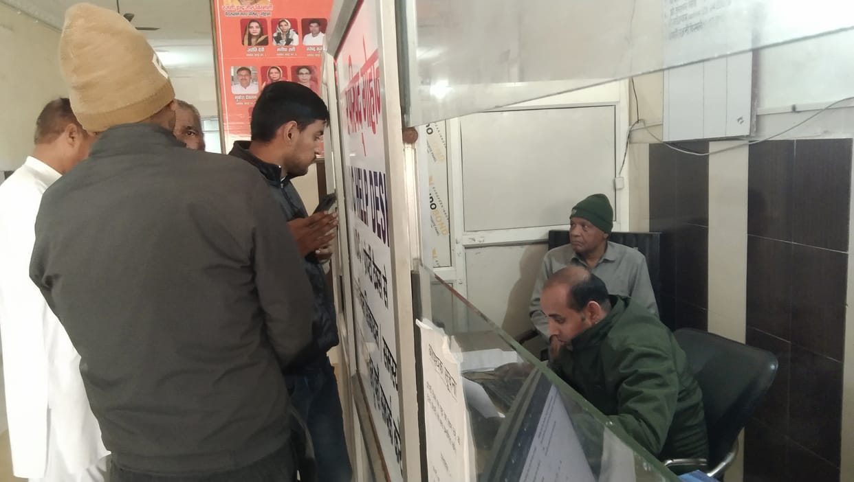 Property owners arriving to deposit Rs 40 lakh property tax dues
