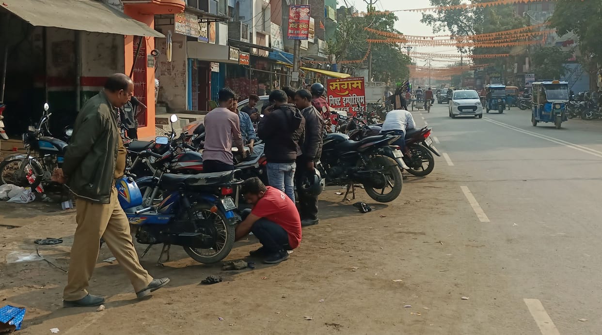 Goods are decorated on the footpath, not in the shop, resulting in traffic jams.