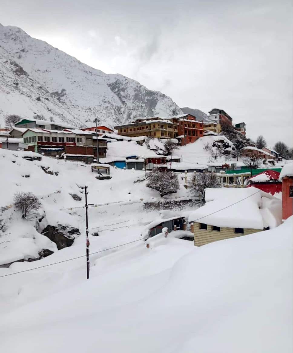 Snowfall continues in Badri-Kedar, three feet of fresh snow accumulated