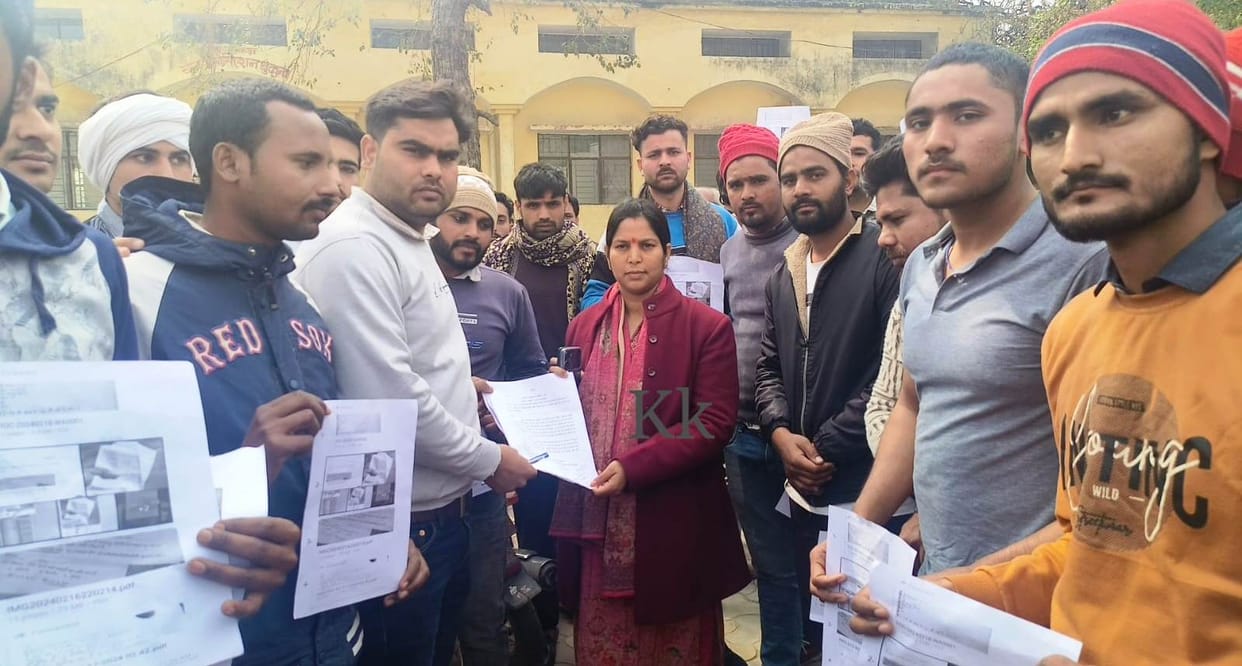 Youth took to the streets demanding cancellation of UP Police exam