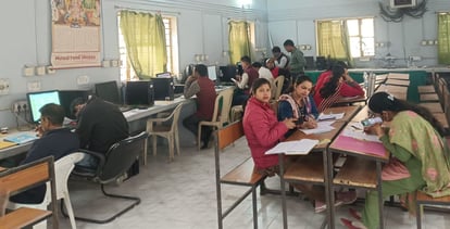 UP Board Exam 2024: बोर्ड परीक्षा में कंमाड रूम से पकड़ी गई चार केंद्रों की ये हरकत, अधिकारियों के छूटे पसीने switching off CCTV at four examination centers was caught from the command room of UP Board Examination