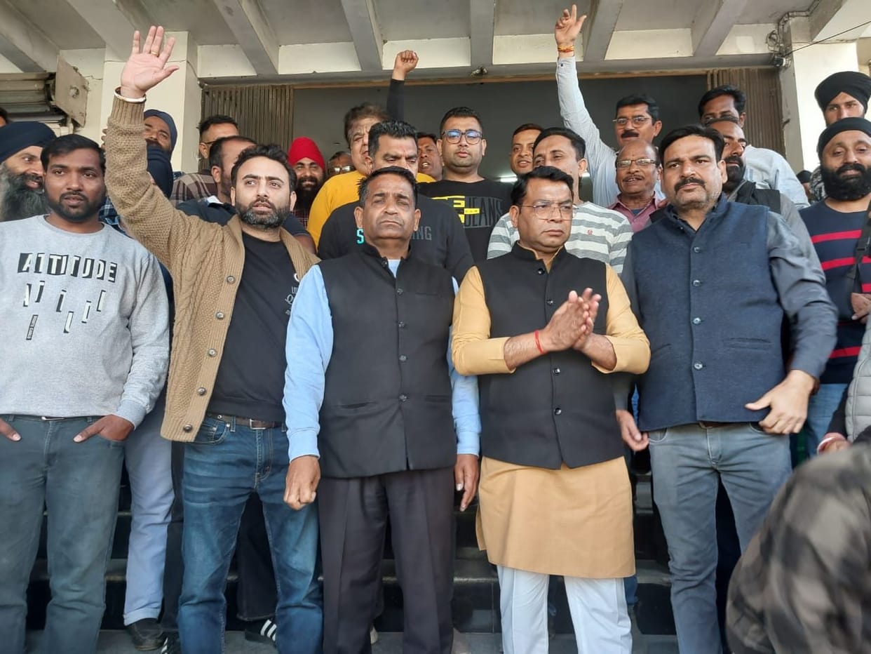 Afraid of Municipal Corporation's notice, traders appealed to the MLA