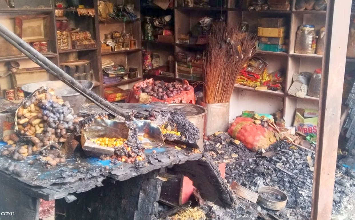 Fire broke out in cosmetic shop, loss of two lakhs
