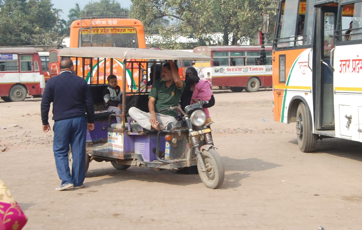 auto drvers hack bus passengers from bus station