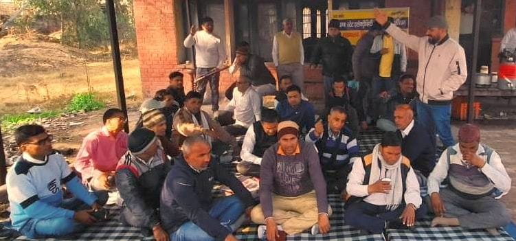 Protest continues against suspension of foreman