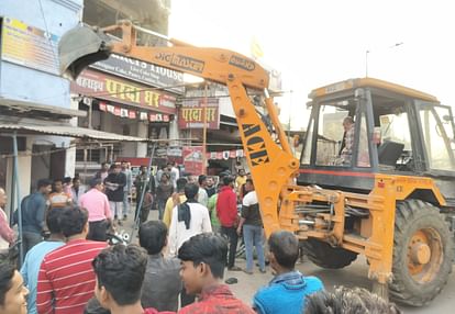 12 illegal constructions demolished, ten thousand fine collected