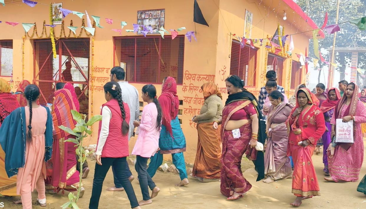 Devotees praised the Guru by circumambulating the Yagyashala.