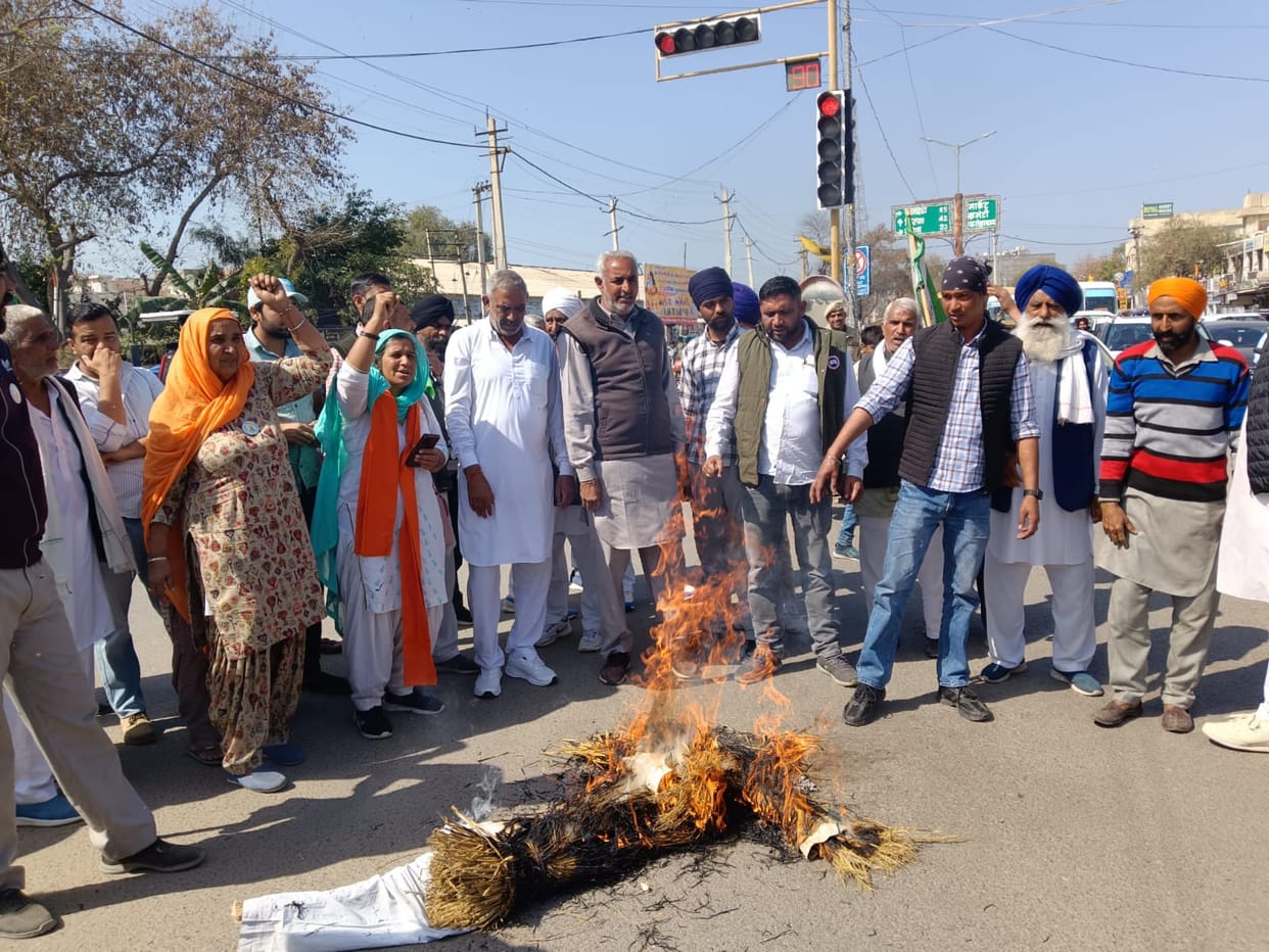 Farmers blocked the government's effigy in Fatehabad, Sirsa-Chandigarh road in Dhani Gopal