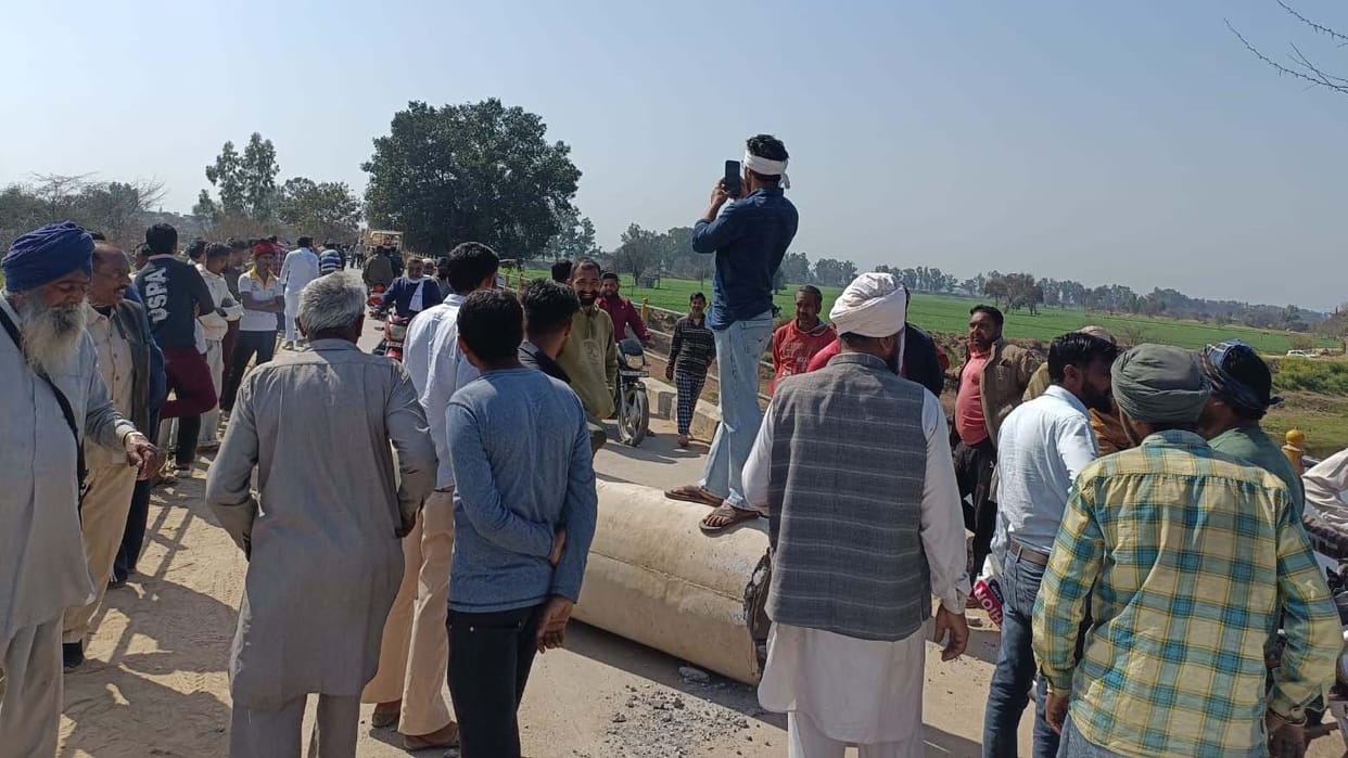 Villagers of Mallewala and Nejadela blocked Ghaggar bridge in Mallewala