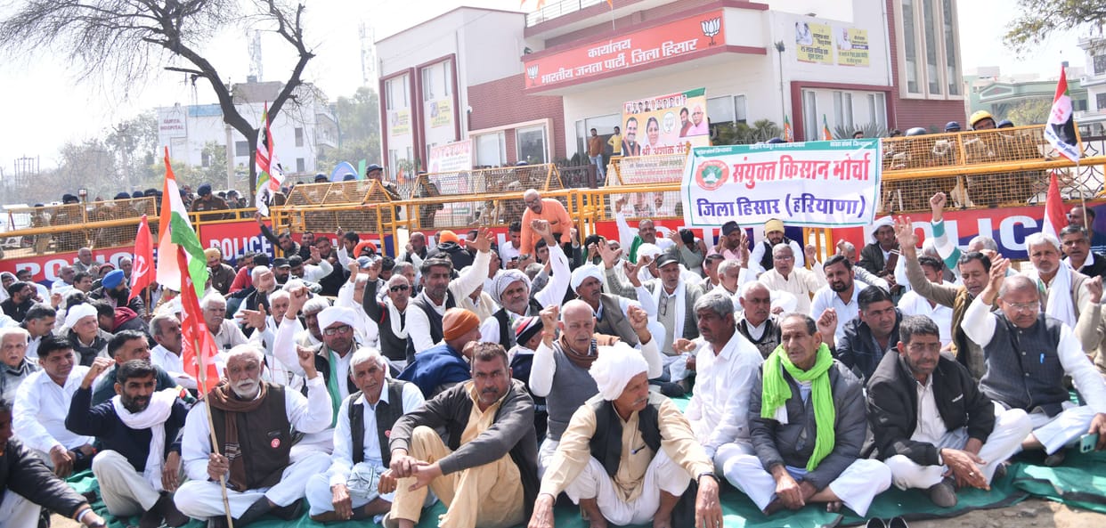 Farmers surrounded BJP office and burnt effigy of government, announced Khanauri border march on 23rd