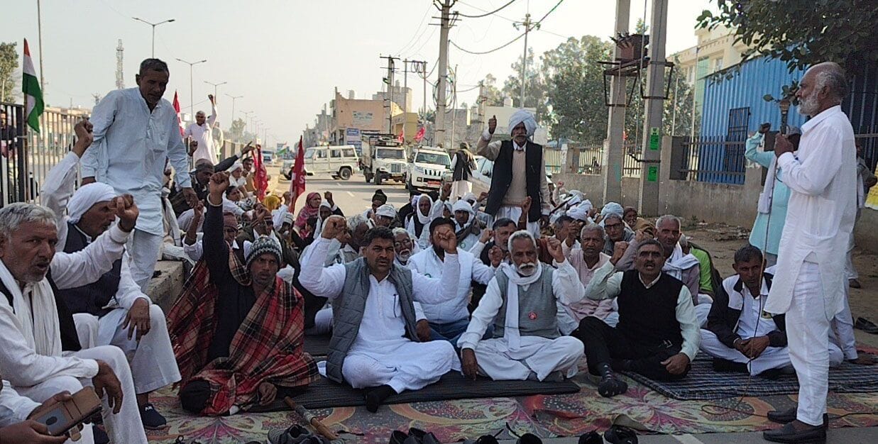 A concrete front was set up on the service road in support of the farmers' movement.