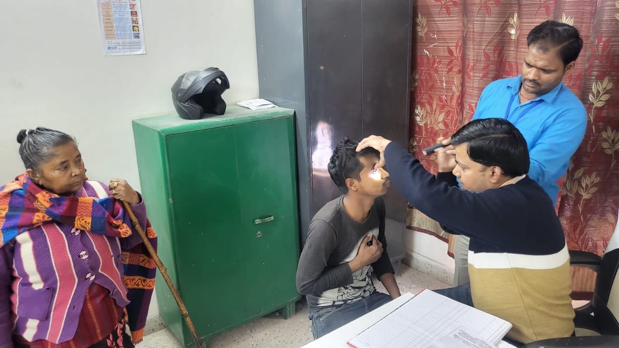 Teenagers' eyes are getting damaged due to mobile phones