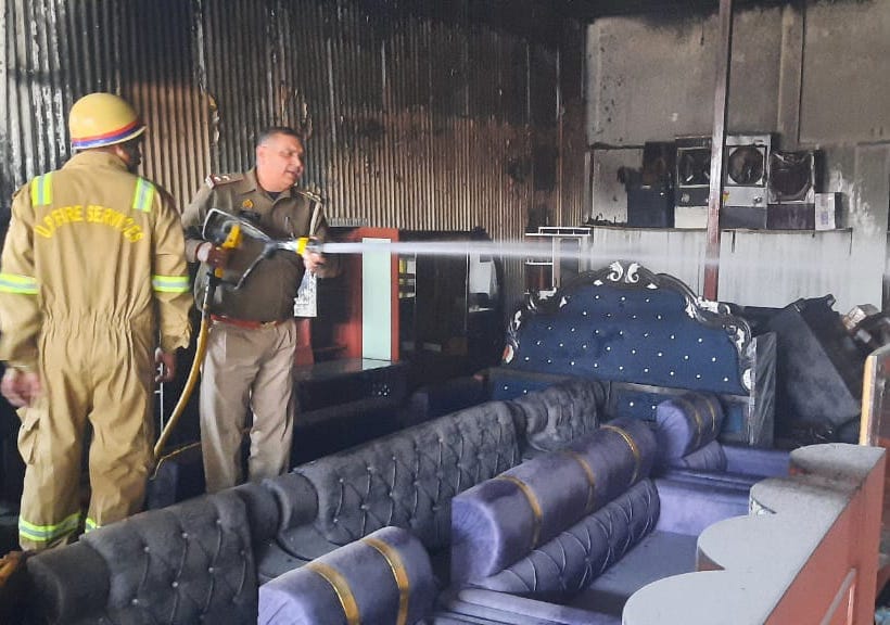 Fire broke out in furniture showroom due to short circuit