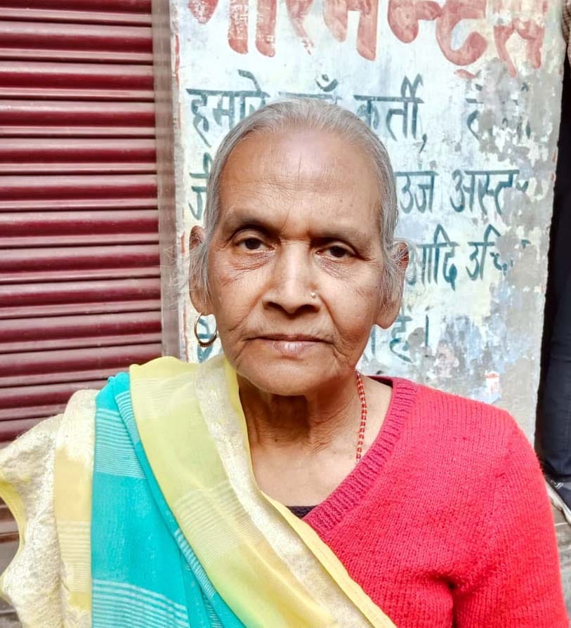 Snatcher snatches woman's earrings
